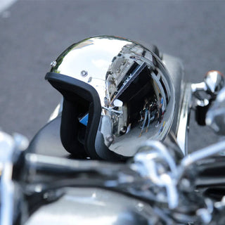 Silberner Vintage Motorradhelm