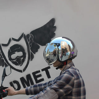 Silberner Vintage Motorradhelm