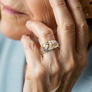 Opulenter Goldring für Damen – Statement Ring mit funkelnden Akzenten im Vintage-Design