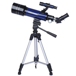 Astronomisches Teleskop mit Stativ und Okularen