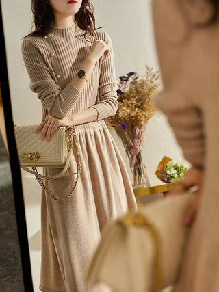 Strickkleid mit Knopfdetails für Damen | Midi