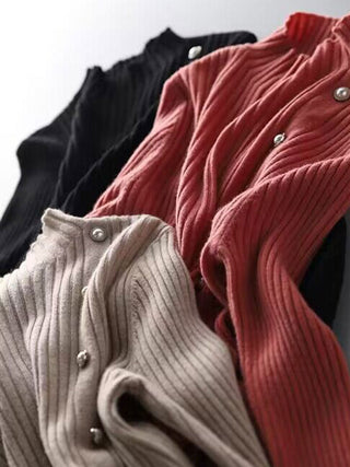 Strickkleid mit Knopfdetails für Damen | Midi