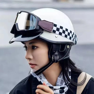 Karierter Helm im Vintage-Stil mit Schutzbrille