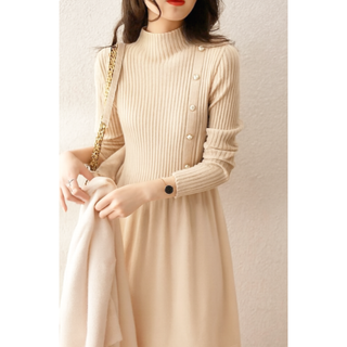 Strickkleid mit Knopfdetails für Damen | Midi