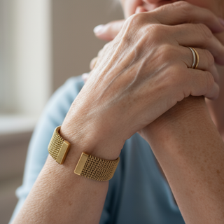 Damen Armreif Goldfarben – Breiter Geflochtener Armreif im Modernen Design