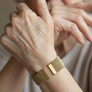 Damen Armreif Goldfarben – Breiter Geflochtener Armreif im Modernen Design