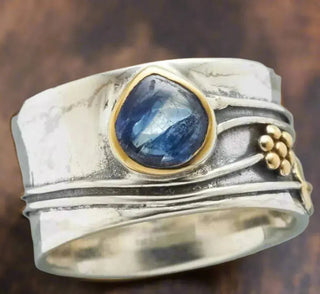 Ring – Silberfarbener Ring mit blauem Stein und strukturierten Details