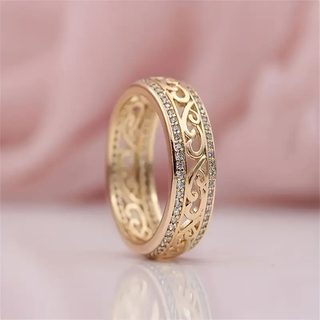 Ring – Goldfarbener Ring mit Filigranem Ornamentmuster und Zirkonia-Steinen